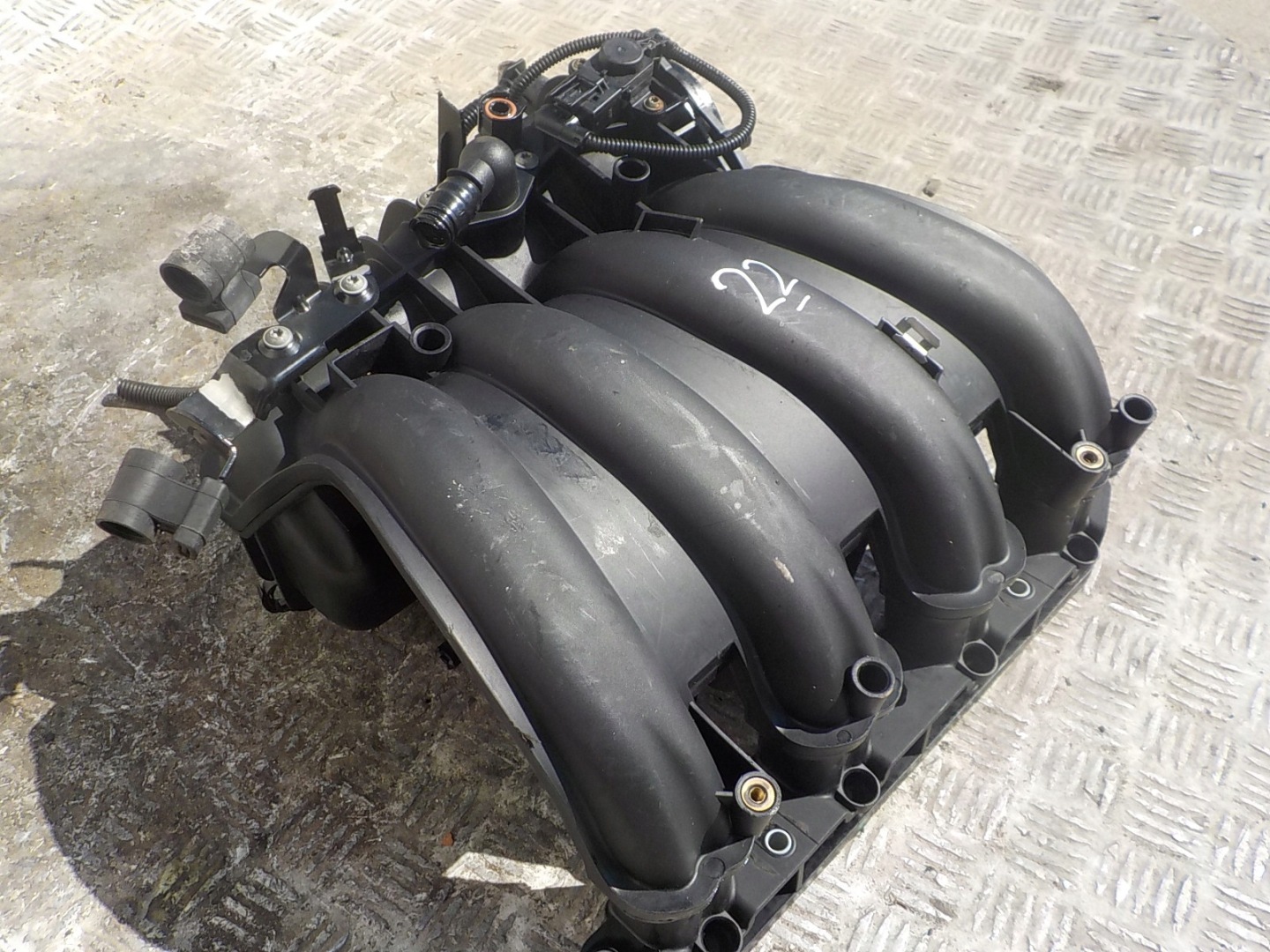 BMW 1 E81 E87 1.6 intake manifold 7560229