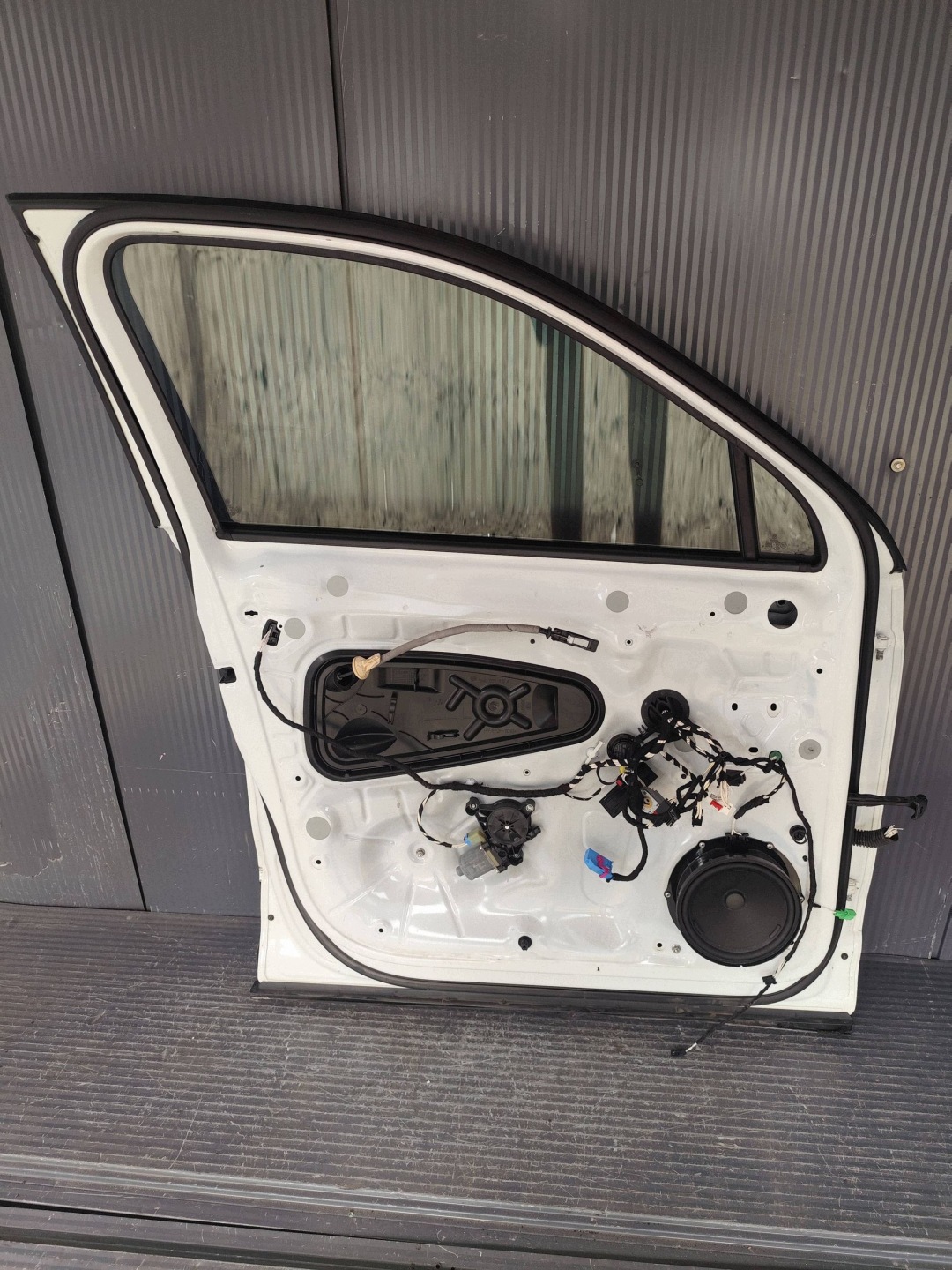 VW TIGUAN II LIFT 5NA door front left complete dismantling
