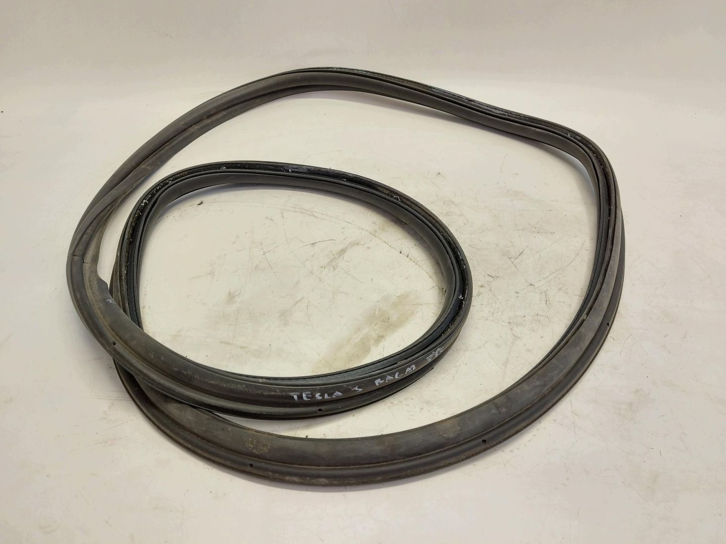 TESLA MODEL 3 2022r gasket bonnet boot 1091069-00-E