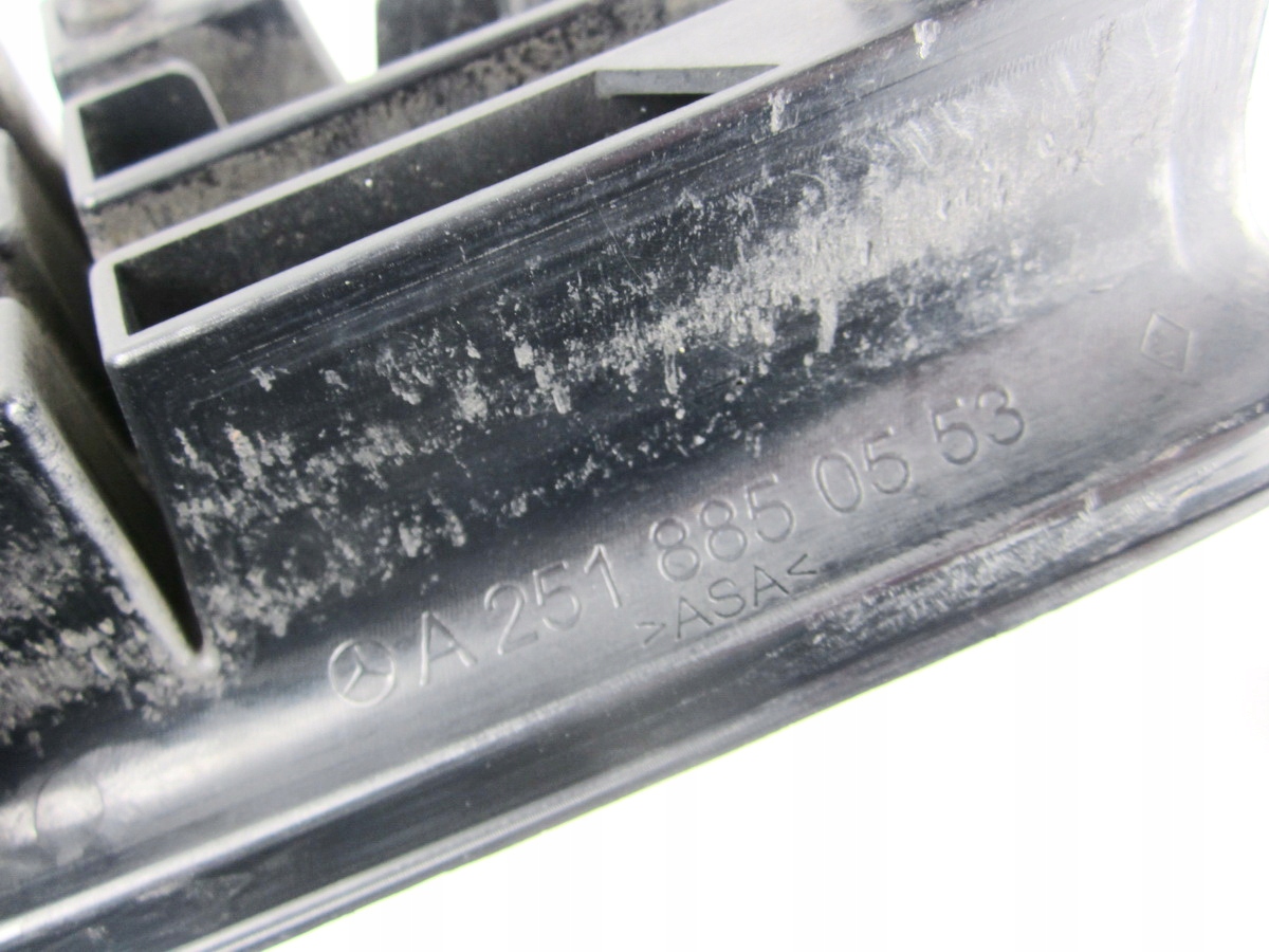 grid of a bumper front front central Mercedes W251 R-klasa AMG