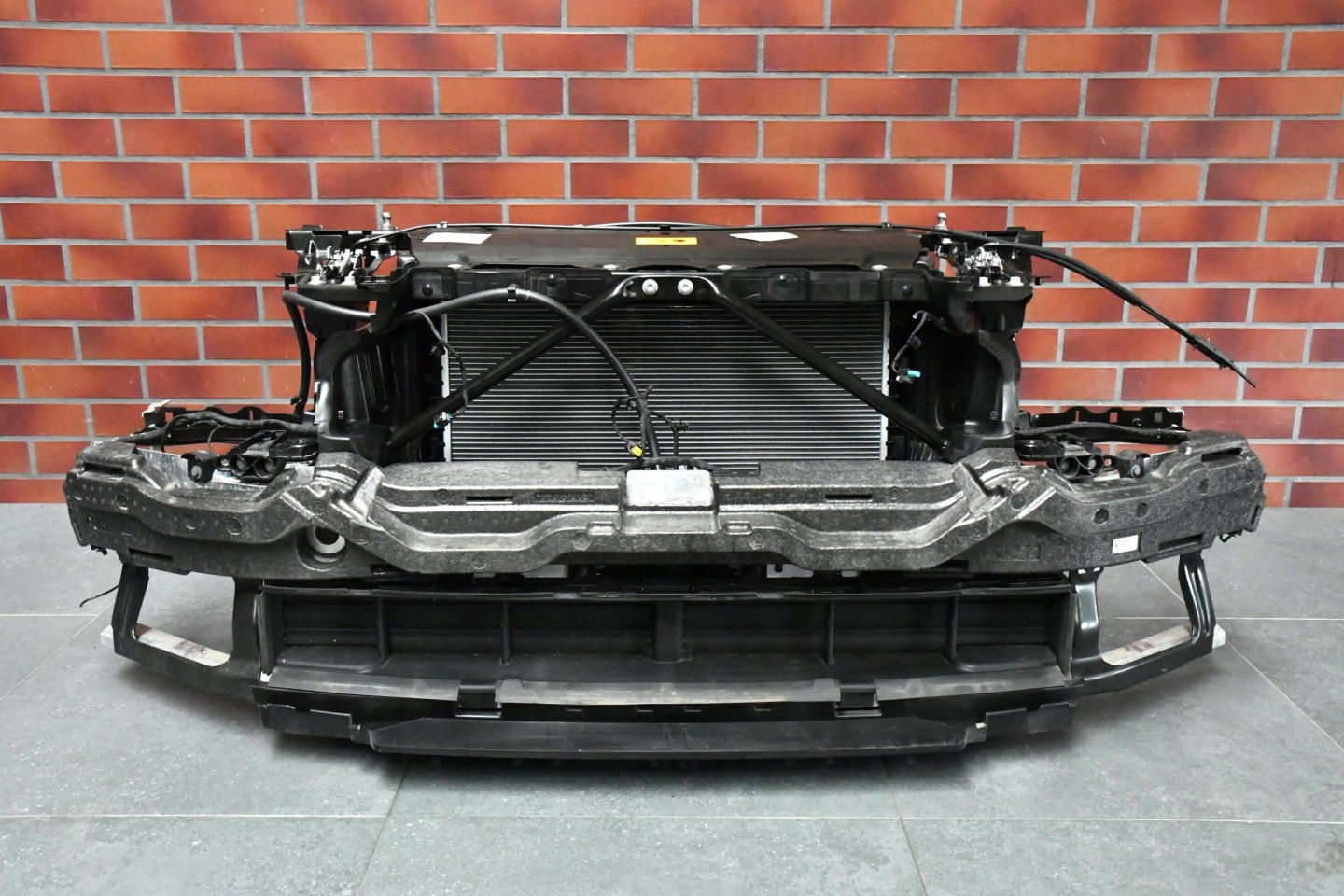 front panel, wall radiator bumper lights LED BMW i5 M60 m-packet DEMONTAZ