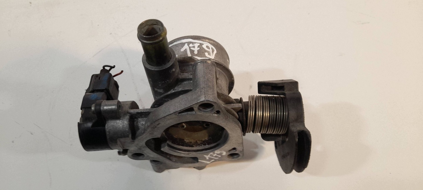 Toyota Corolla E110 klapna gasa 222100D060 (L179)