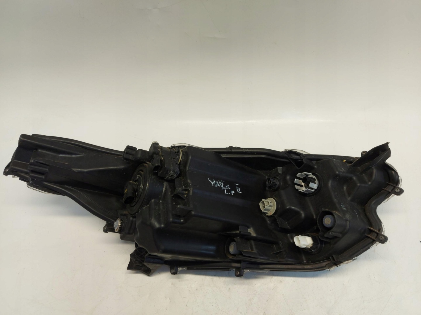 Toyota Yaris IV 4 2021 light left front front damaged