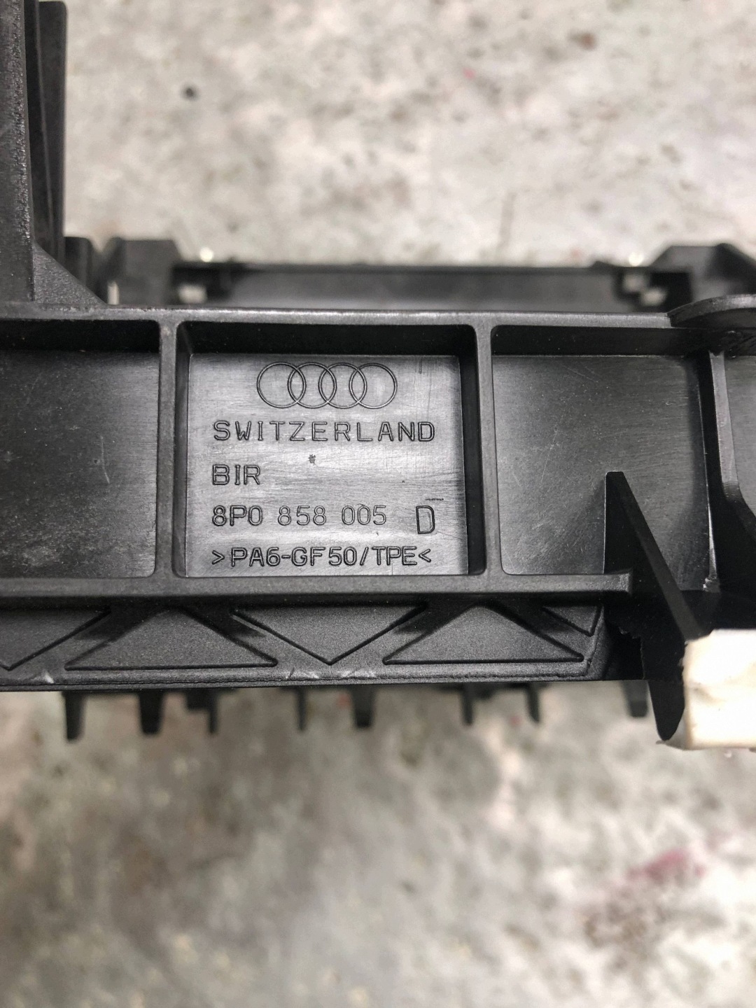 guard support radio 2DIN AUDI A3 8P LIFT 8P0858005D