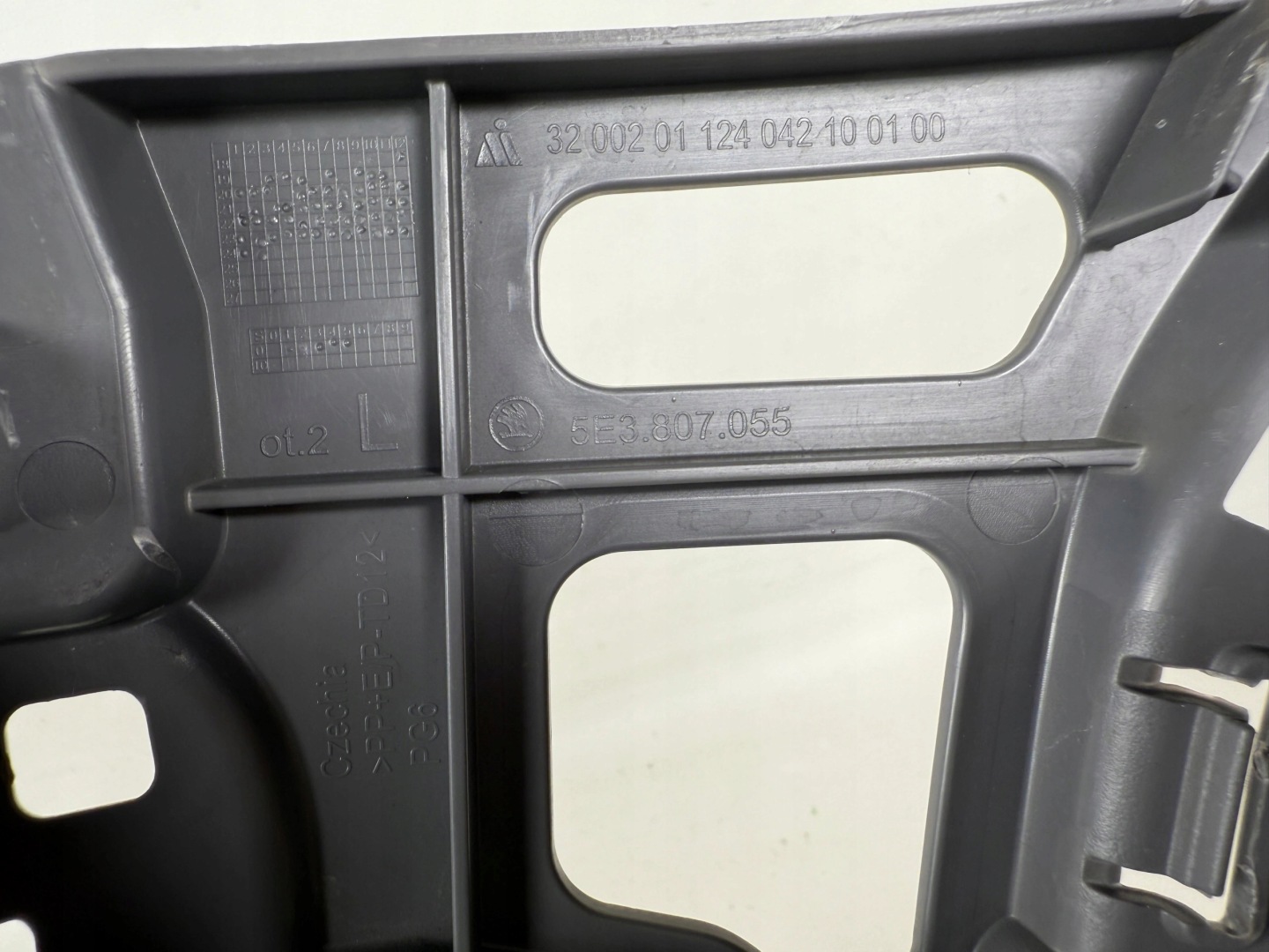 Skoda Octavia IV bumper bracket front 5E3807055