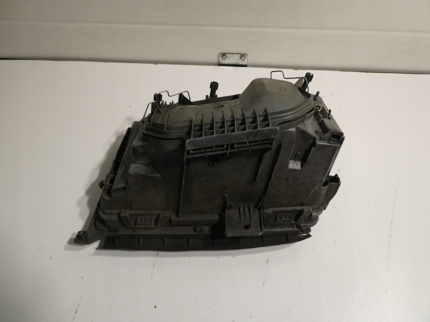 MERCEDES E W124 sedan light right front