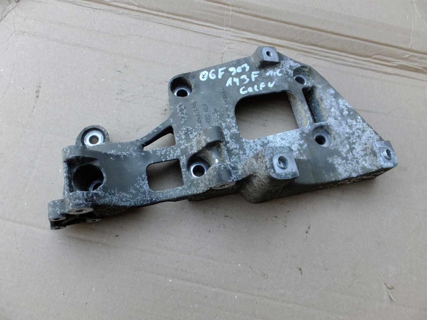 supporto kompresora vw golf V 1,6 8v 06F903145F