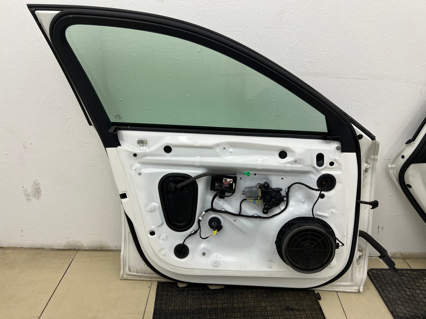 AUDI A4 B9 KOMBI 8W0 door left front LY9C complete W colour ORYGIN LAKIER