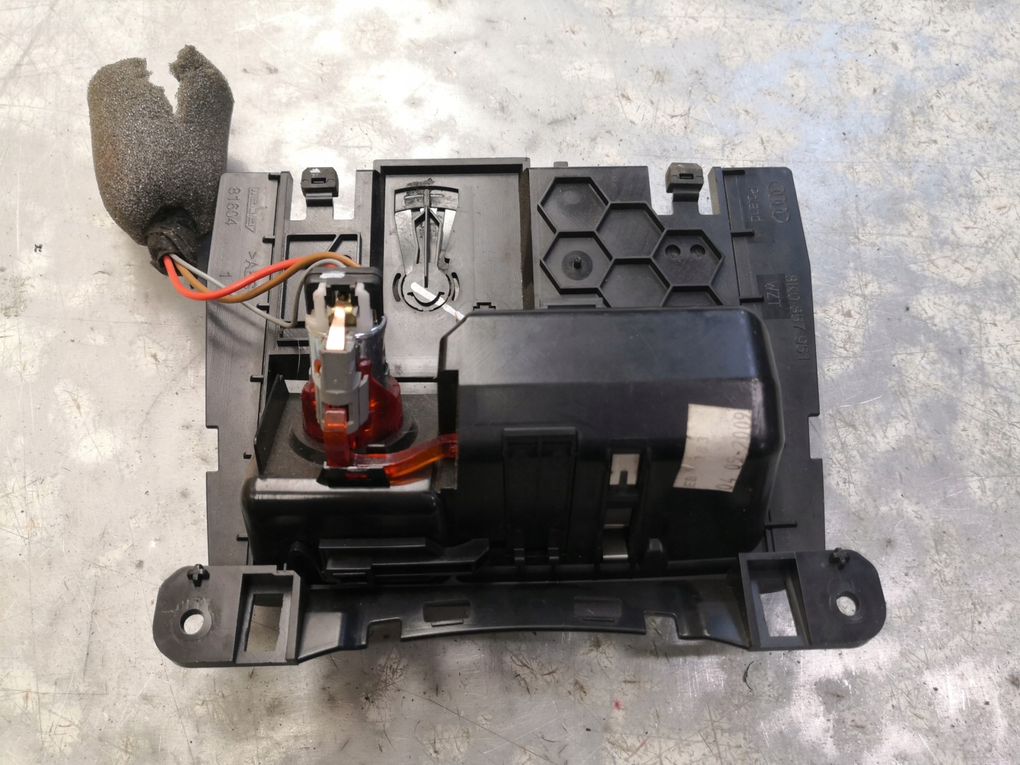 popolník AUDI A4 B8 8K0857951