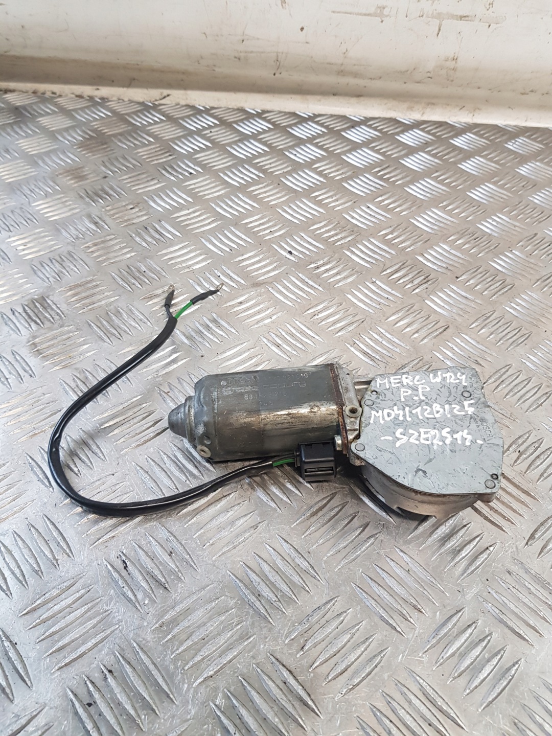 mini motor windows right front W124 0130821019