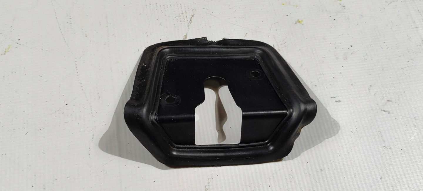 frame cover of a lock left Corvette C6 2005