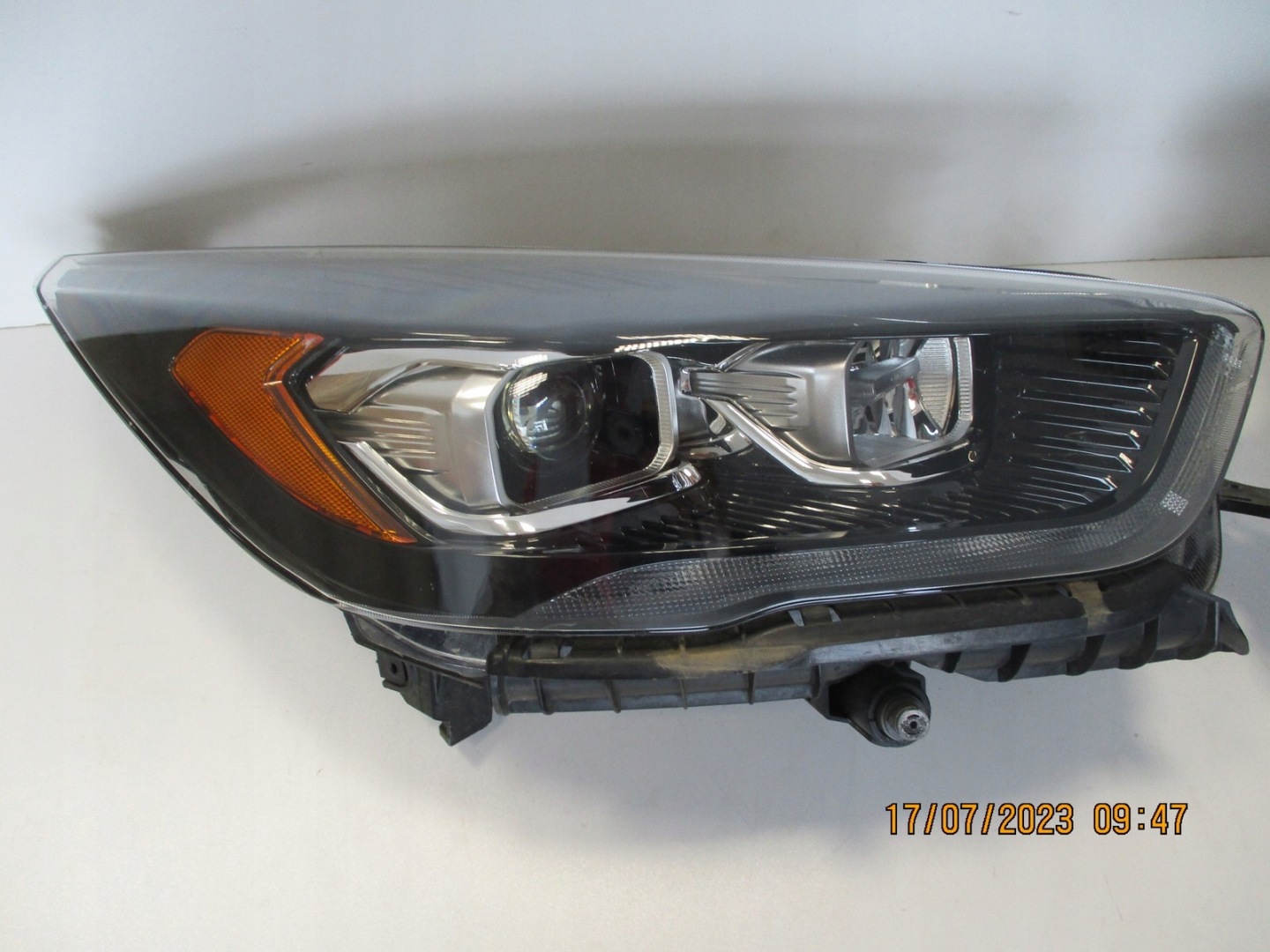 light BI-XENON KUGA II LIFT GV41-13D155-EC left