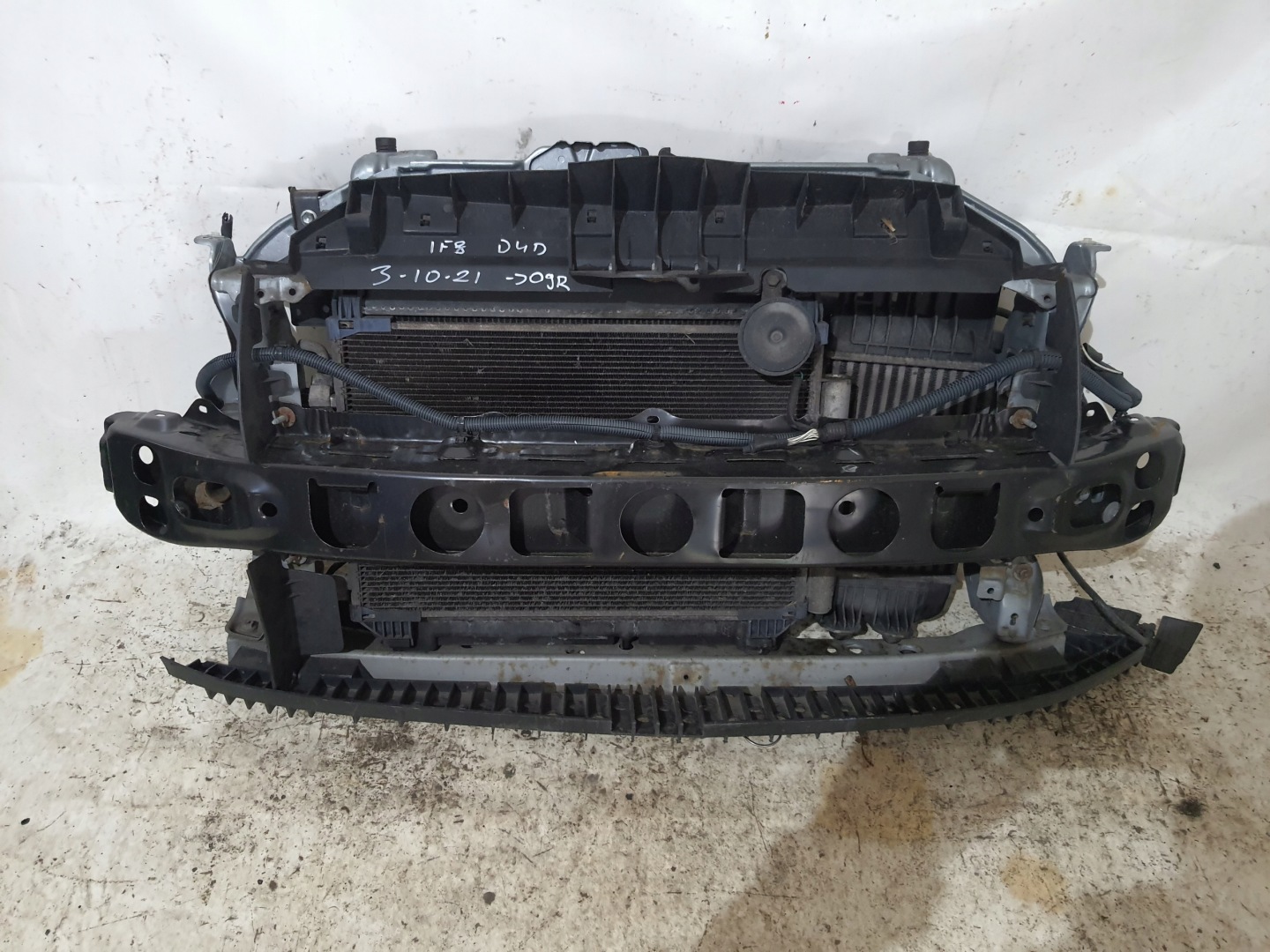 TOYOTA YAIRS II 06-09 1F8 support panel for radiators D4D
