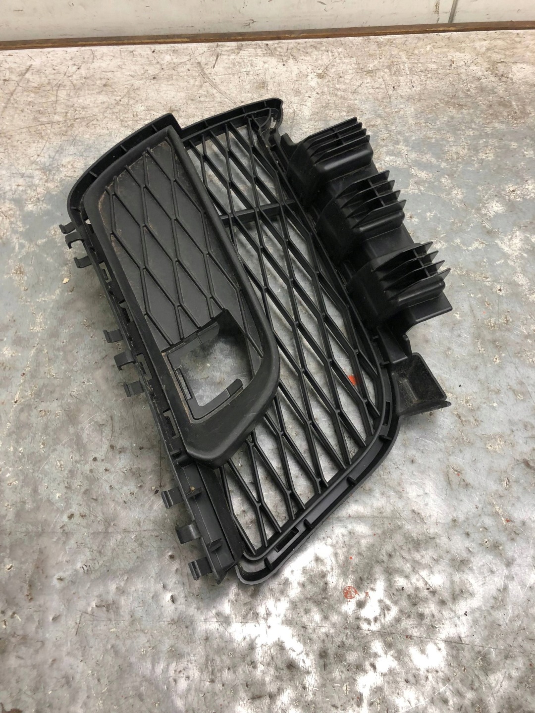 grid of a bumper left front TOYOTA SUPRA MK5 A90 8811317