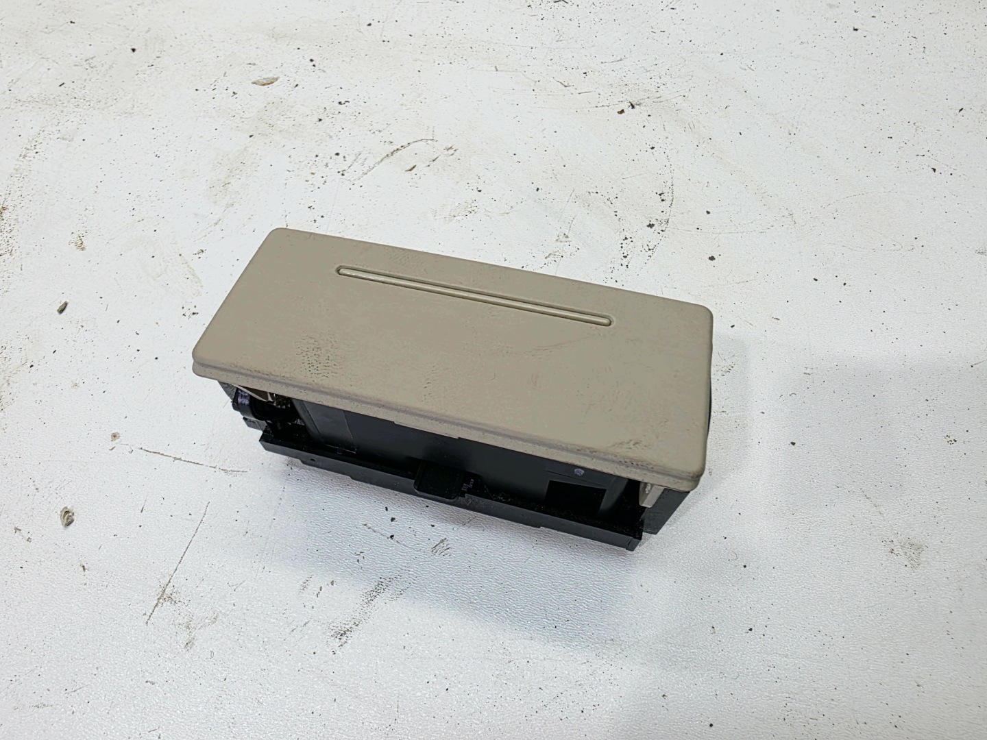 ashtray passenger compartment right rear part AUDI A6 C6 4B0857406 JASNOPLATYNOWY