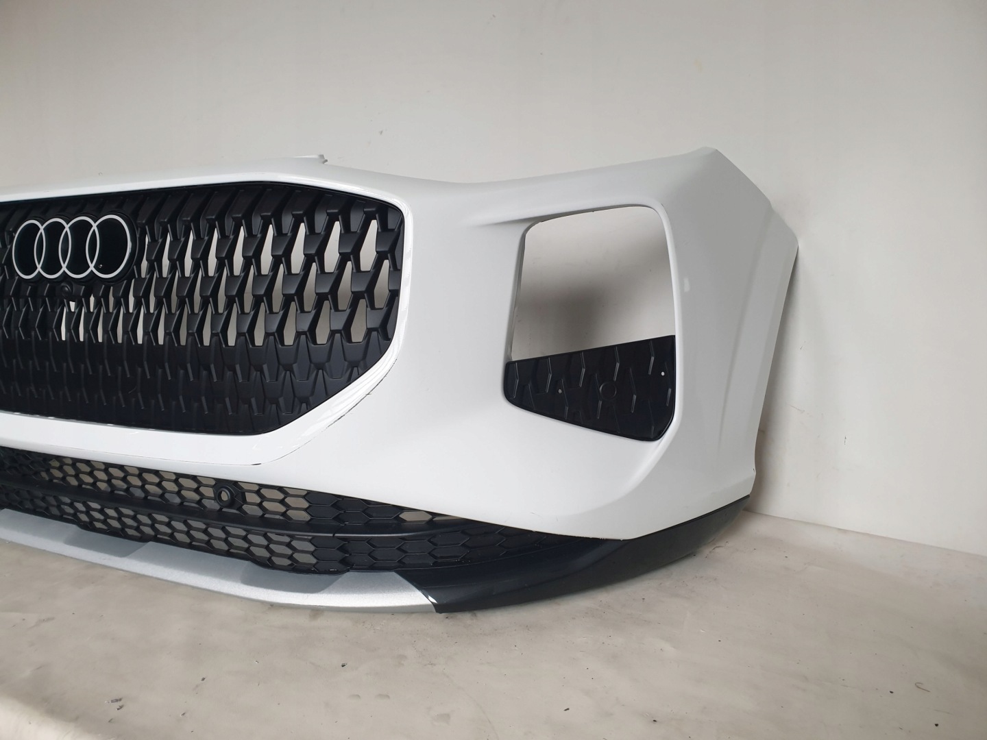 AUDI Q3 III 83H 25-> bumper front front 4 x PDC 83H807437