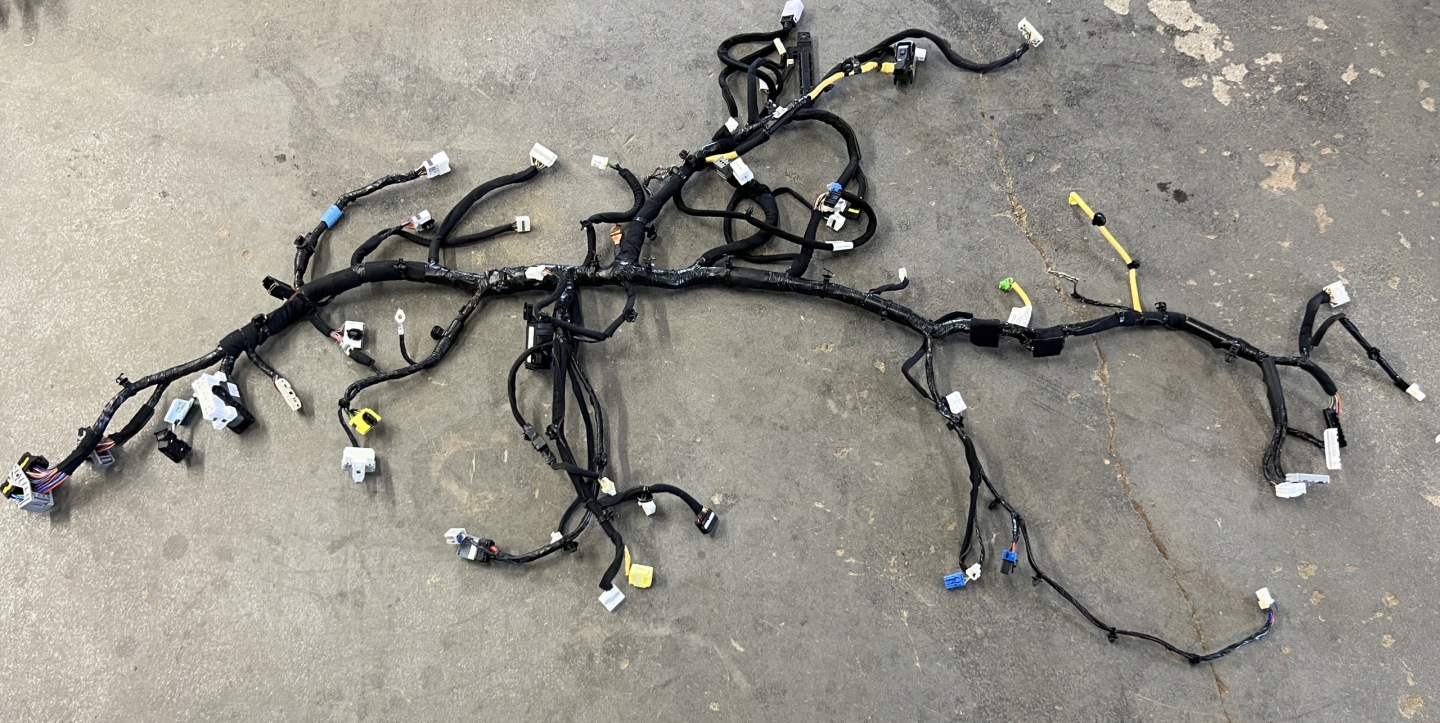Hyundai Bayon 1.0 T-GDI bundle wiring below deske