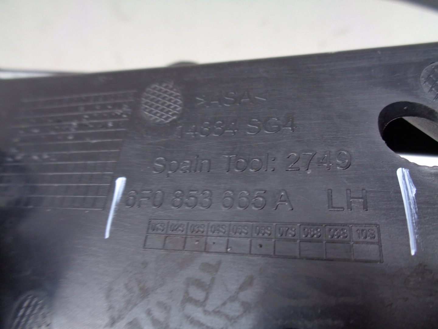 grid of a bumper left SEAT IBIZA V 6F 6F0 17