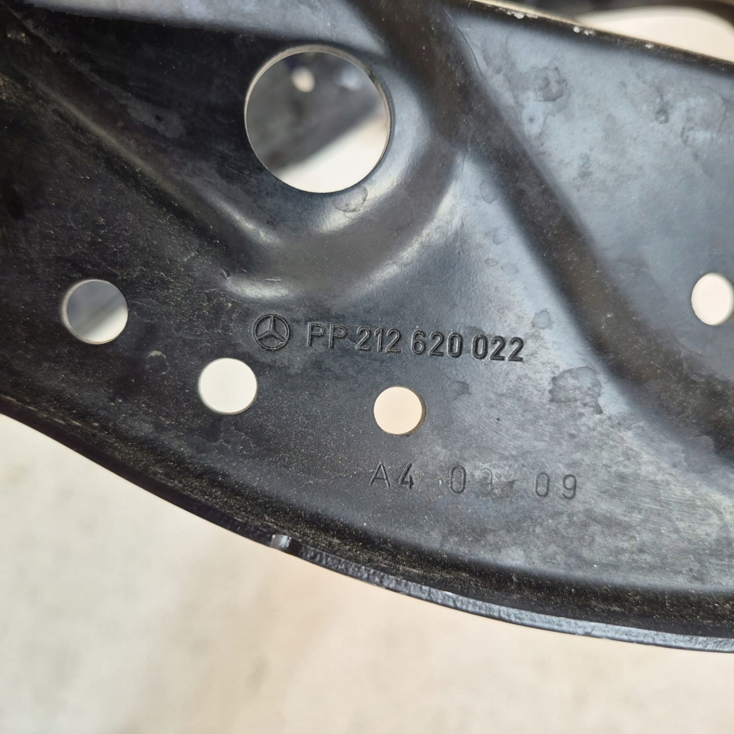 MERCEDES E KLASA W212 OKULAR lights right holder A212620022