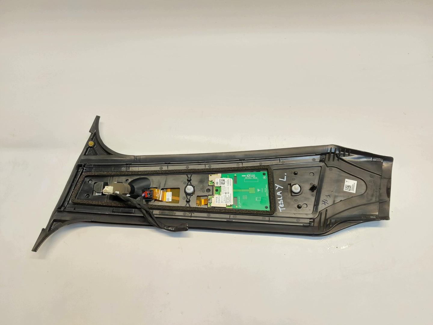 TESLA MODEL Y 2024r side SLUPKA cover left 1807651-00-B