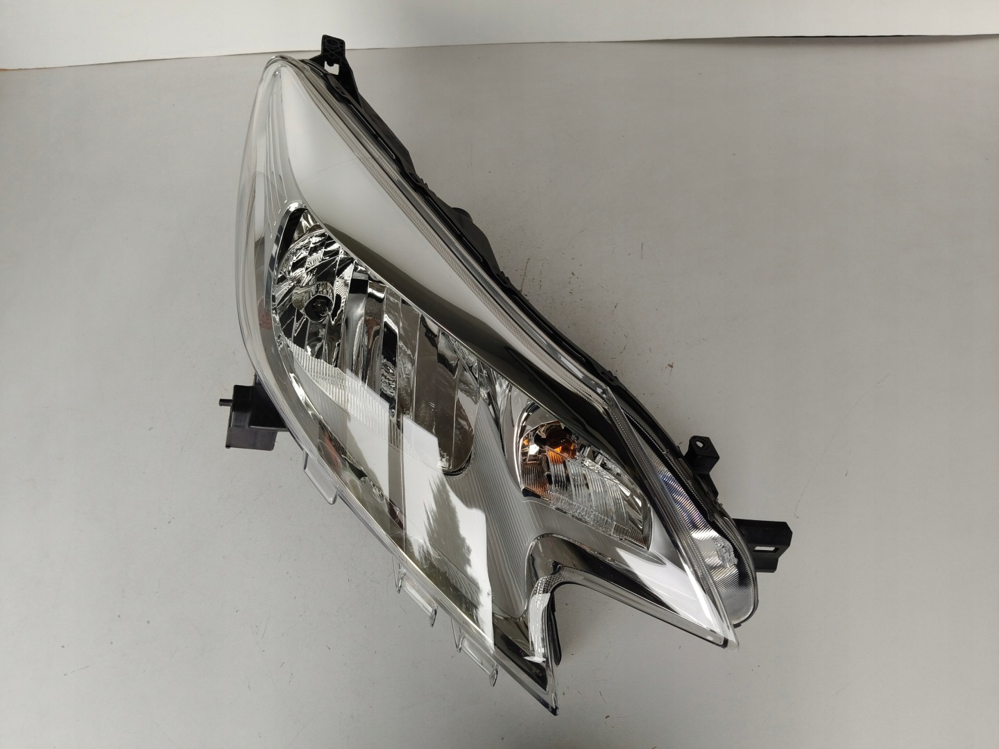 light right REFLEKTOR NISSAN NOTE E12 13