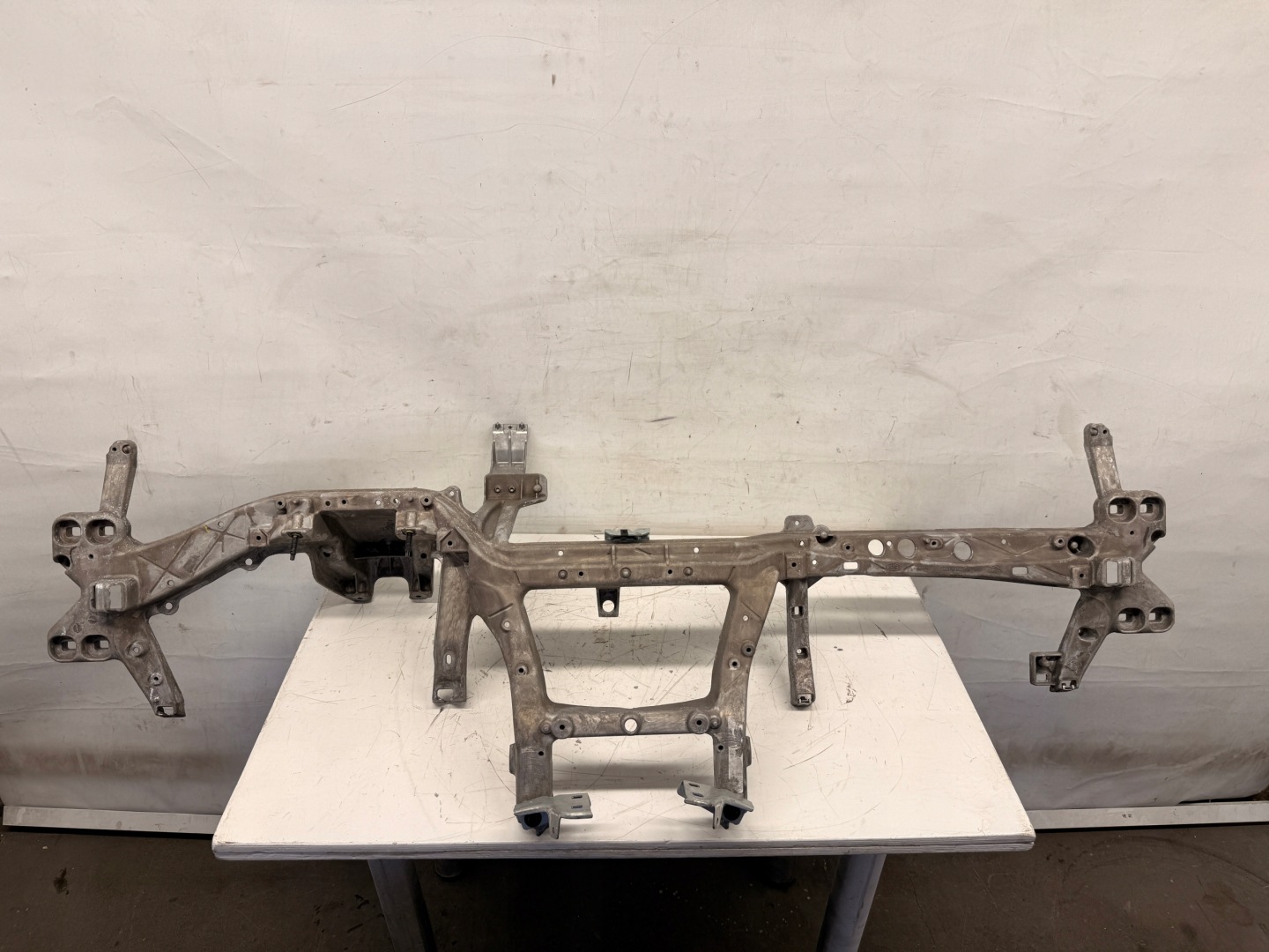 Range Rover Velar sider support below deske HK83-04545-CB