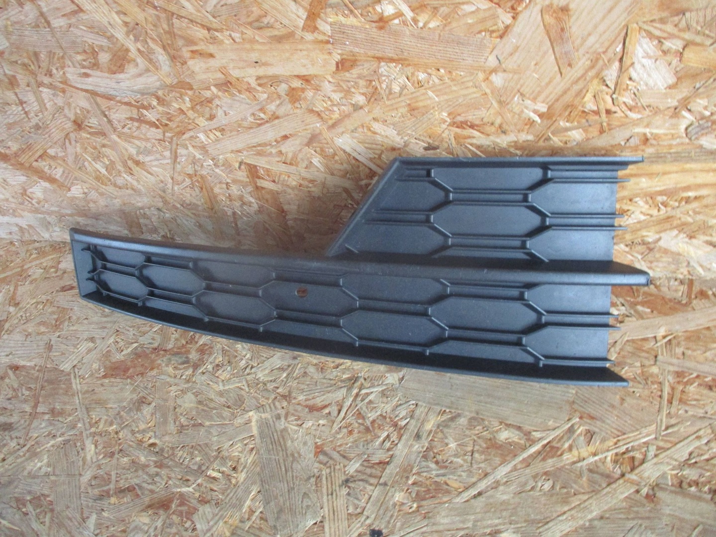 grid of a bumper front front right SKODA OCTAVIA III LIFT