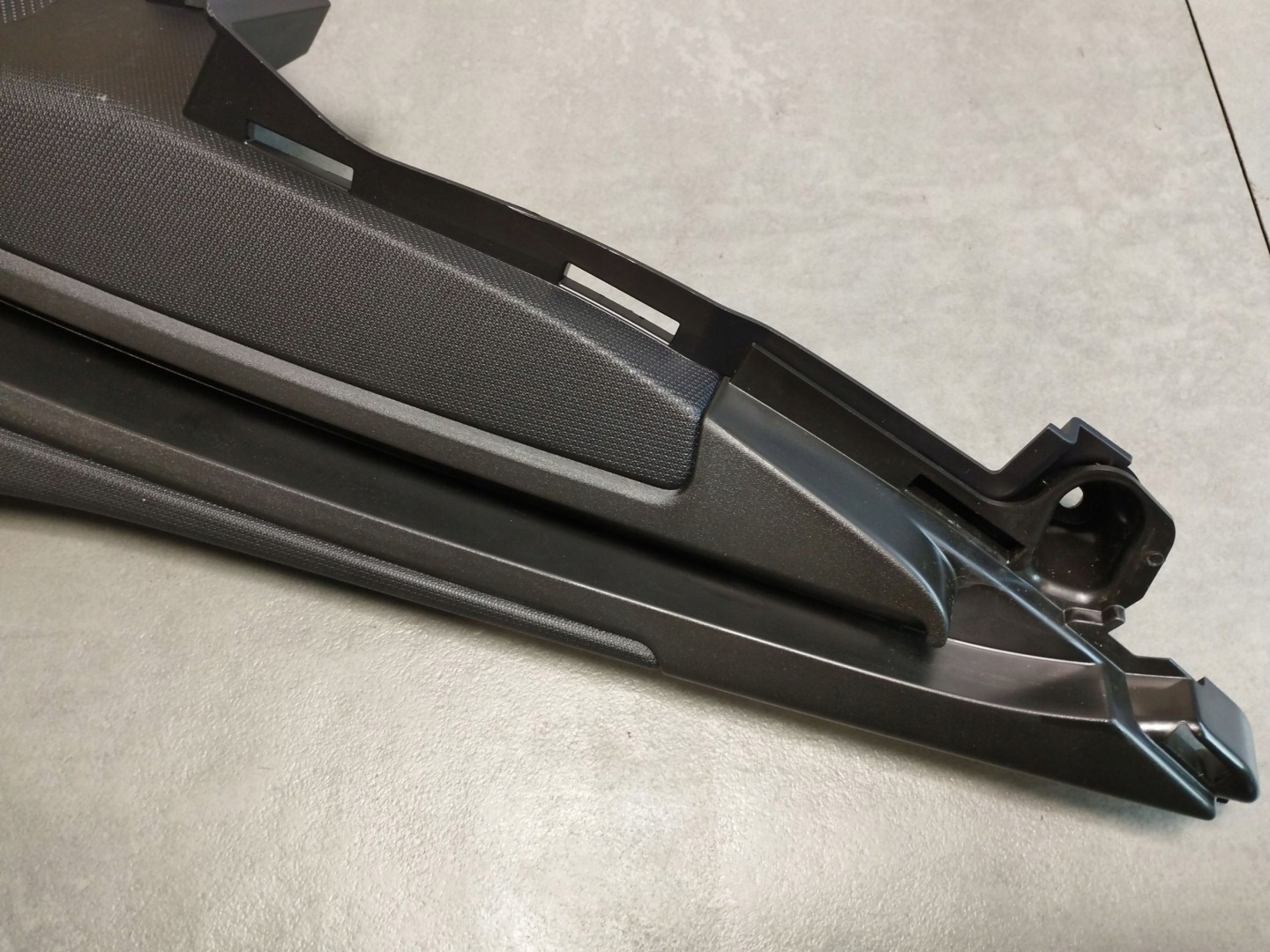Audi A5 B10 KOMBI holder rolety boot left rear part 8B9867245A