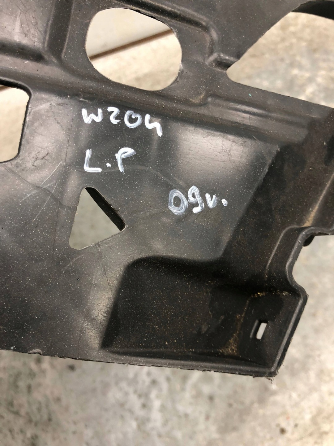 bumper bracket left front MERCEDES W204 A2048850765