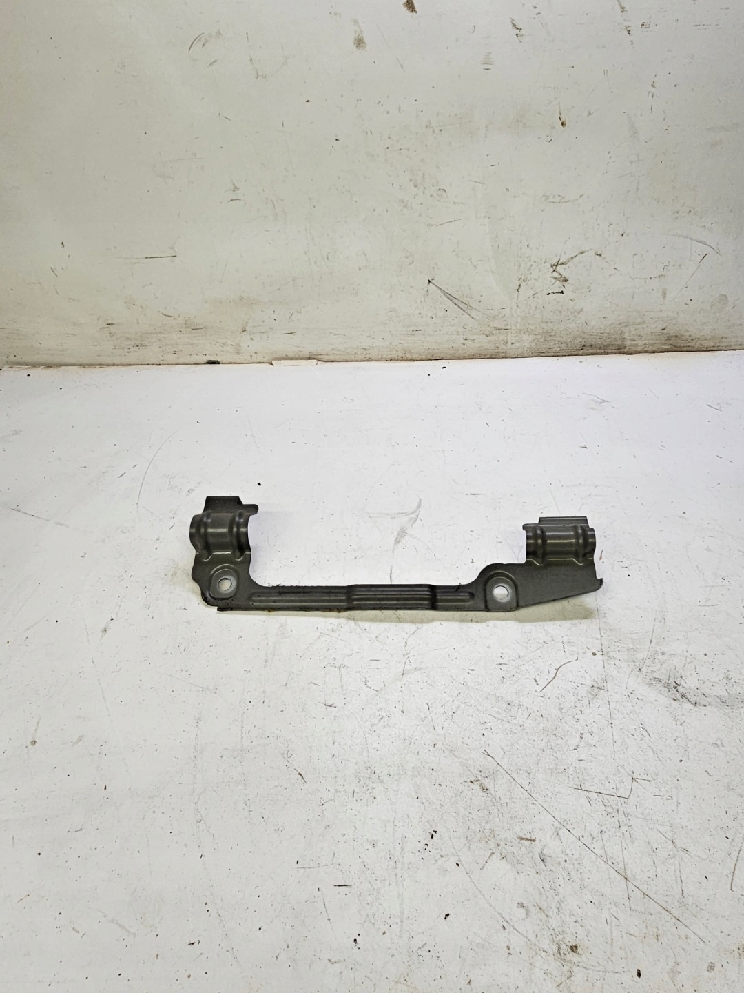 SUPPORT PLAQUE AILE DROIT AUDI A6 C8 4K0821168