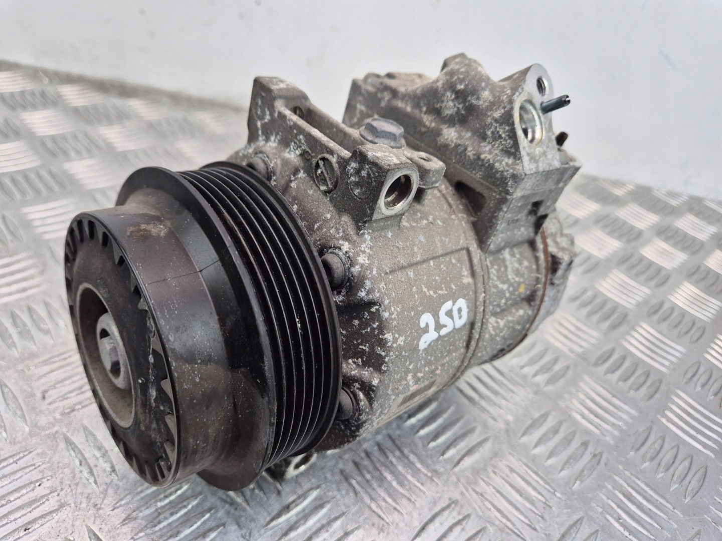 Mercedes E200 CGI W212 compressor; compressor of the air conditioning A0022304511 M271