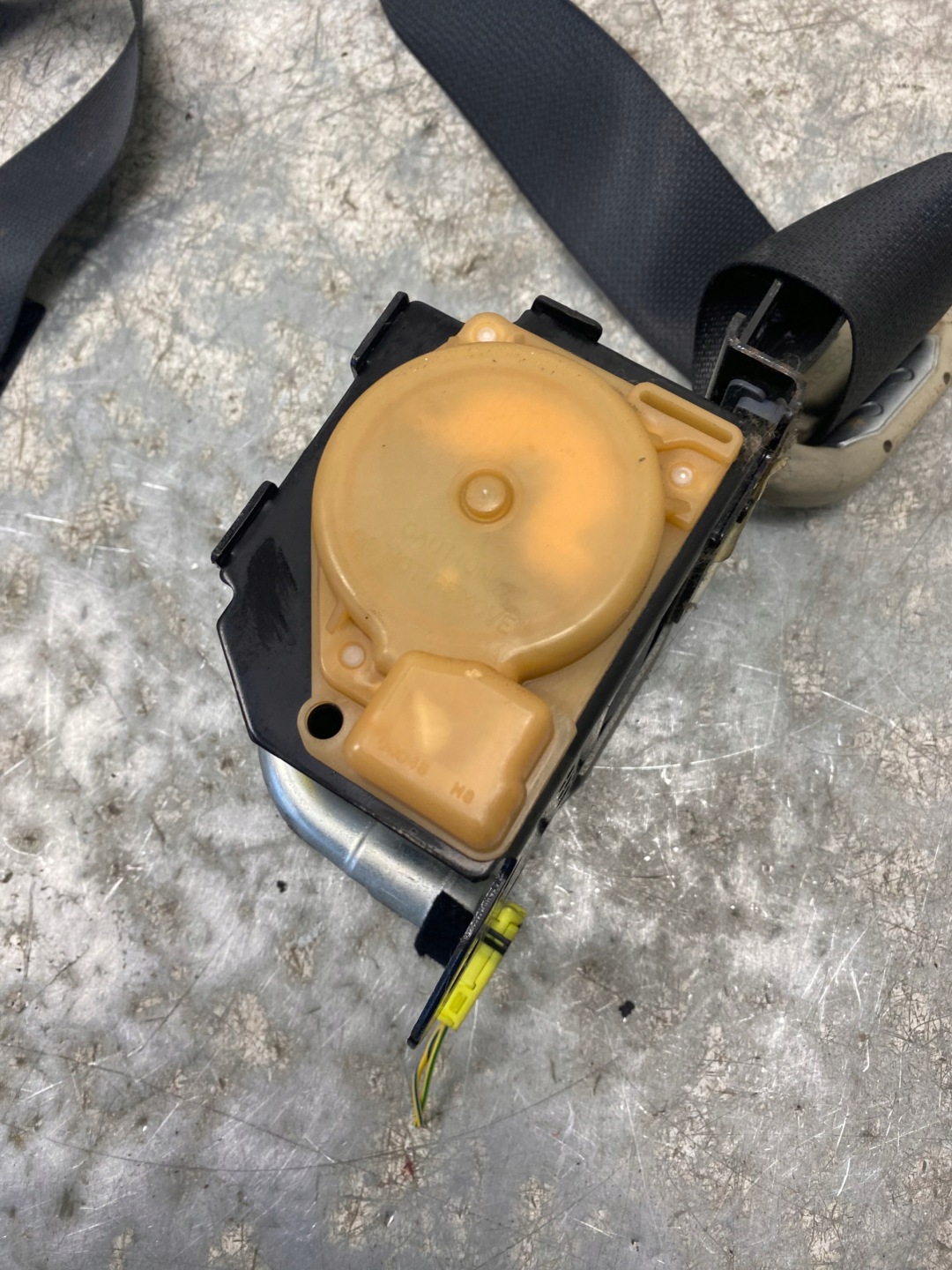 NISSAN NOTE E11 tension belt safety left front 868859U15A