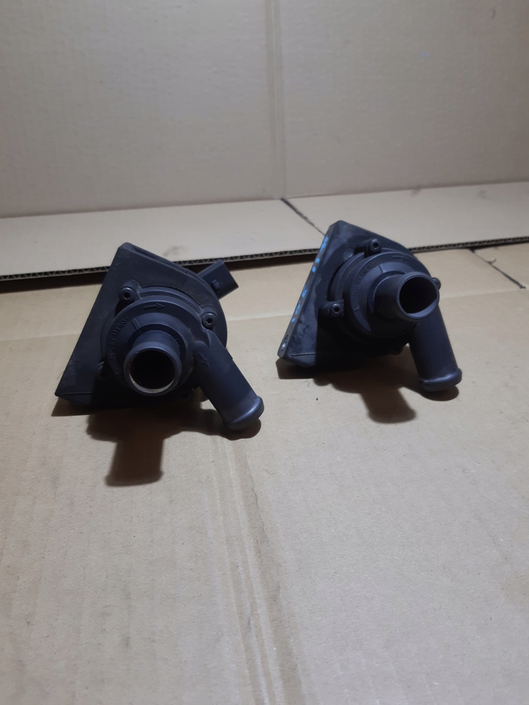 AUDI A4 B8 A5 Q5 dodatková pumpa pumpa vody 06H965561