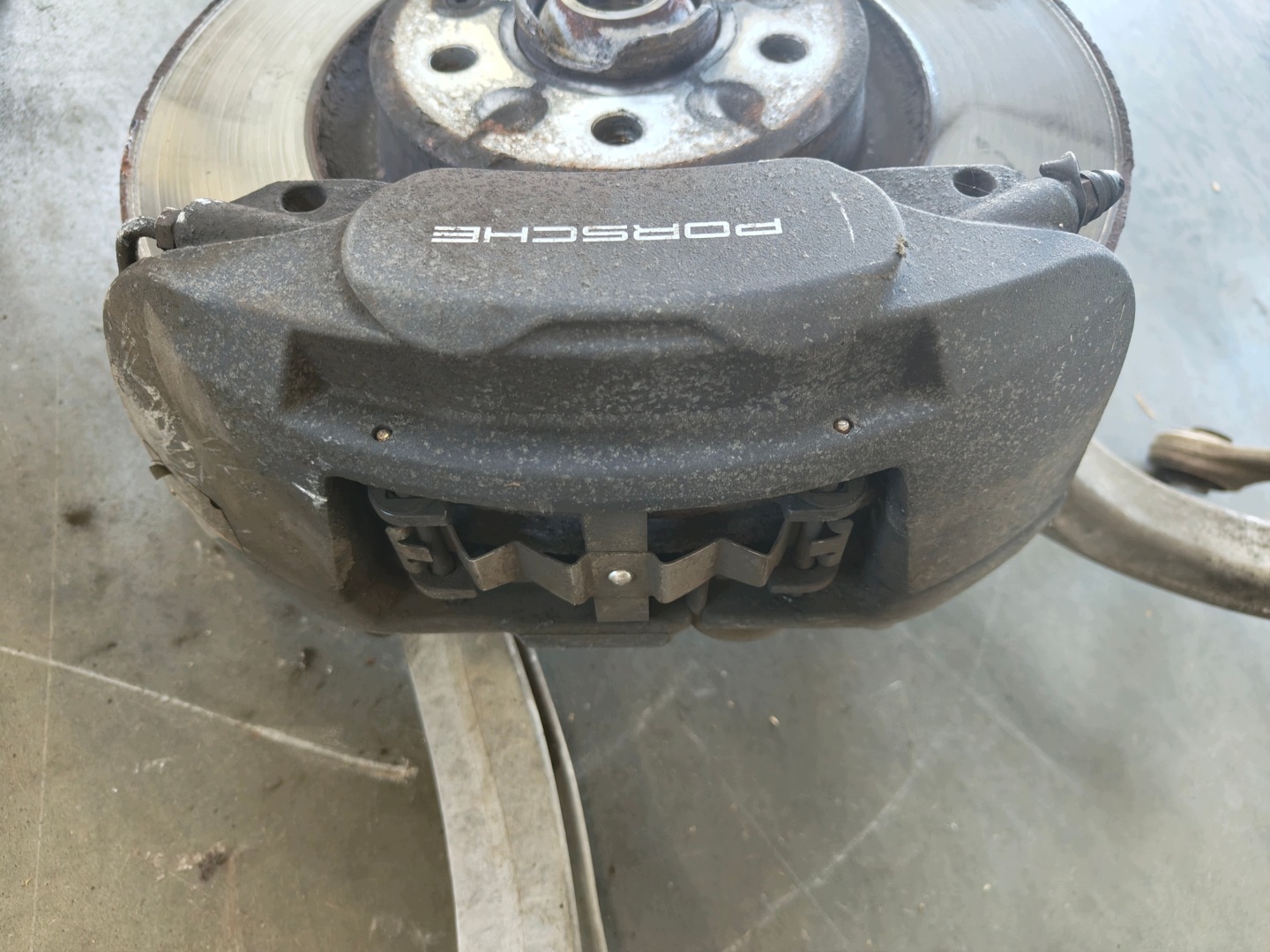 PORSCHE MACAN 95B 2.0T left front swing of the arm caliper disc