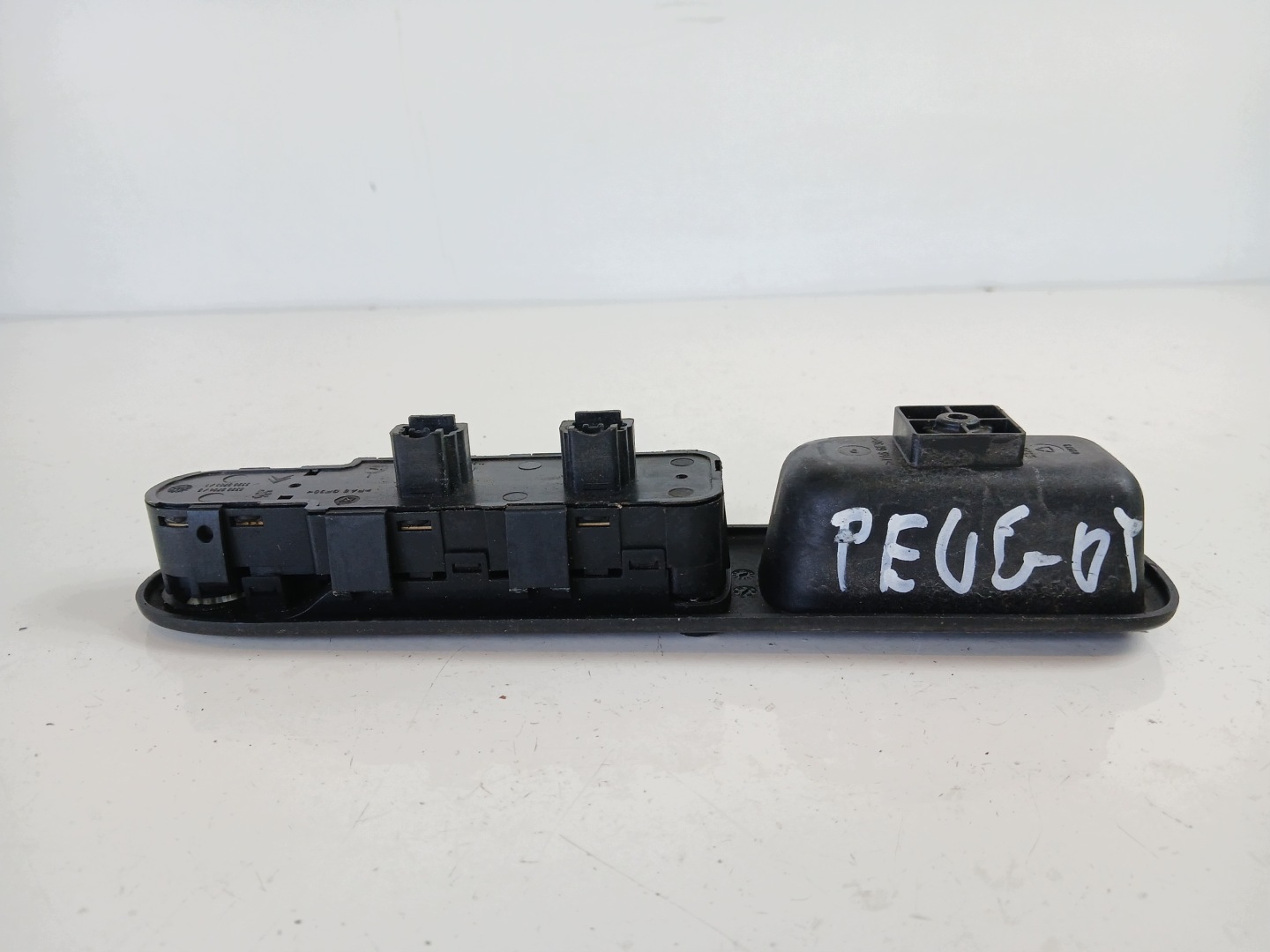 PEUGEOT 307 PANEL okna levý předek 96498420XT