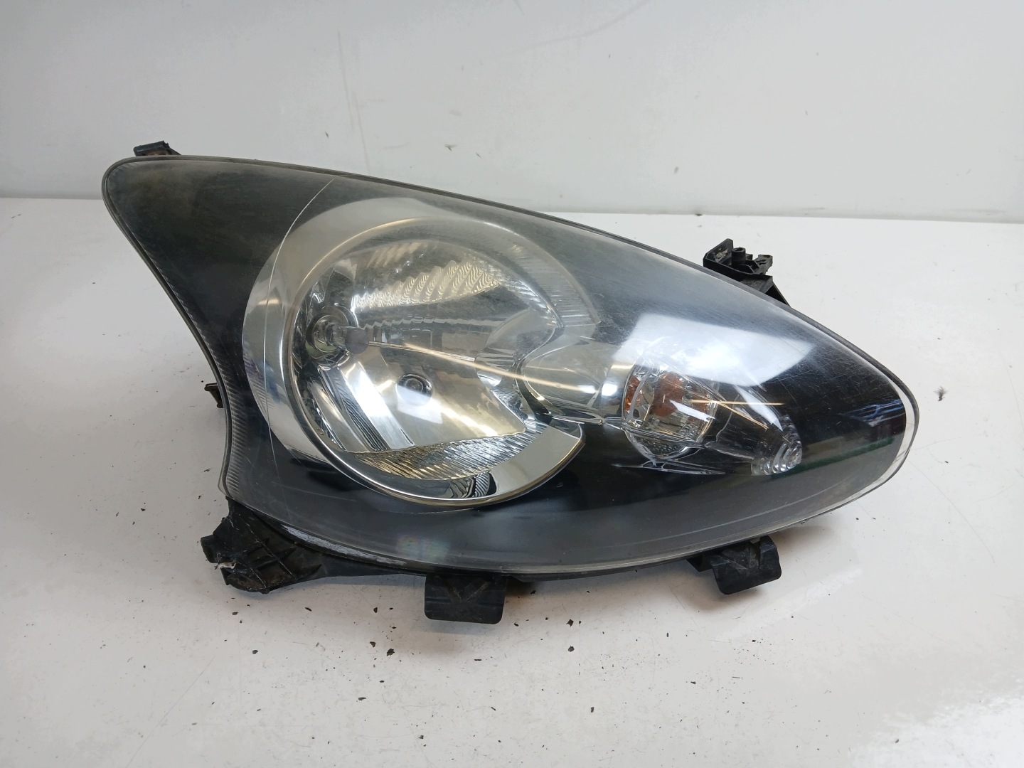 TOYOTA AYGO and light right front 81110-0H010 LADNA