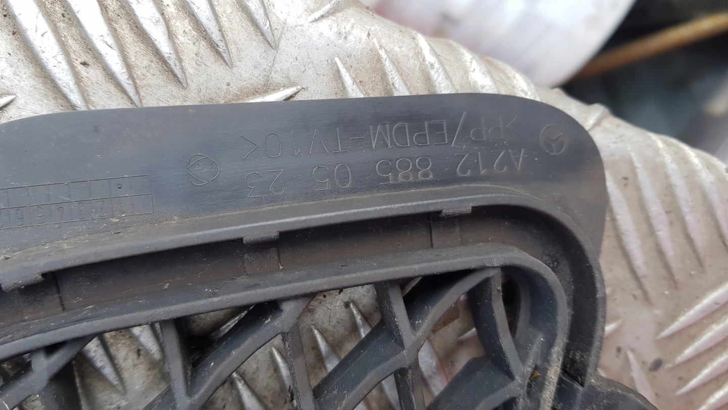 MERCEDES W212 grid of a bumper front