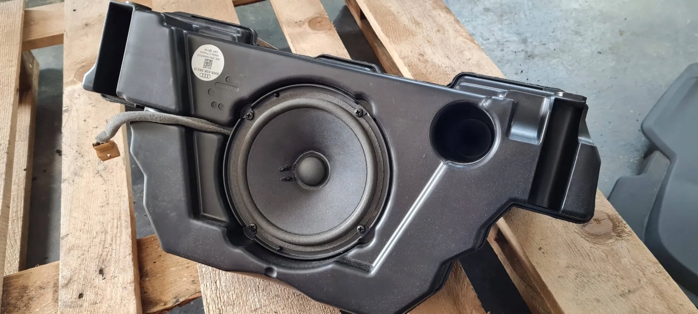 A4 B9 8W speaker BASOWY SOOBOWER boot KOMBI 8W9035382D