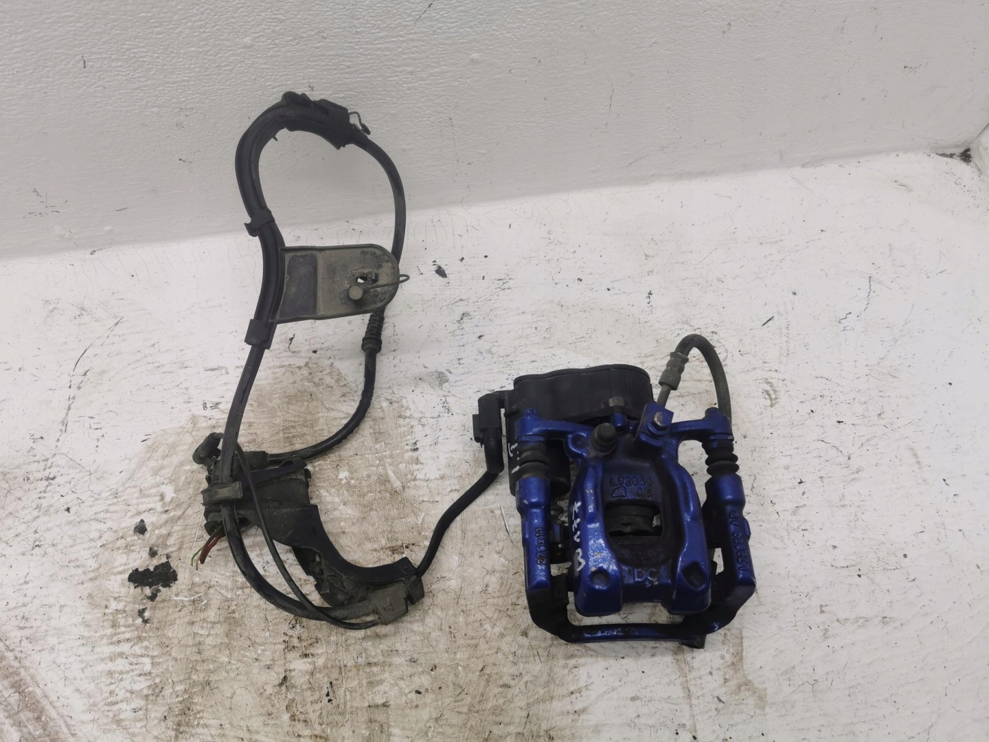 caliper brake left rear part MERCEDES A-KLASA W177