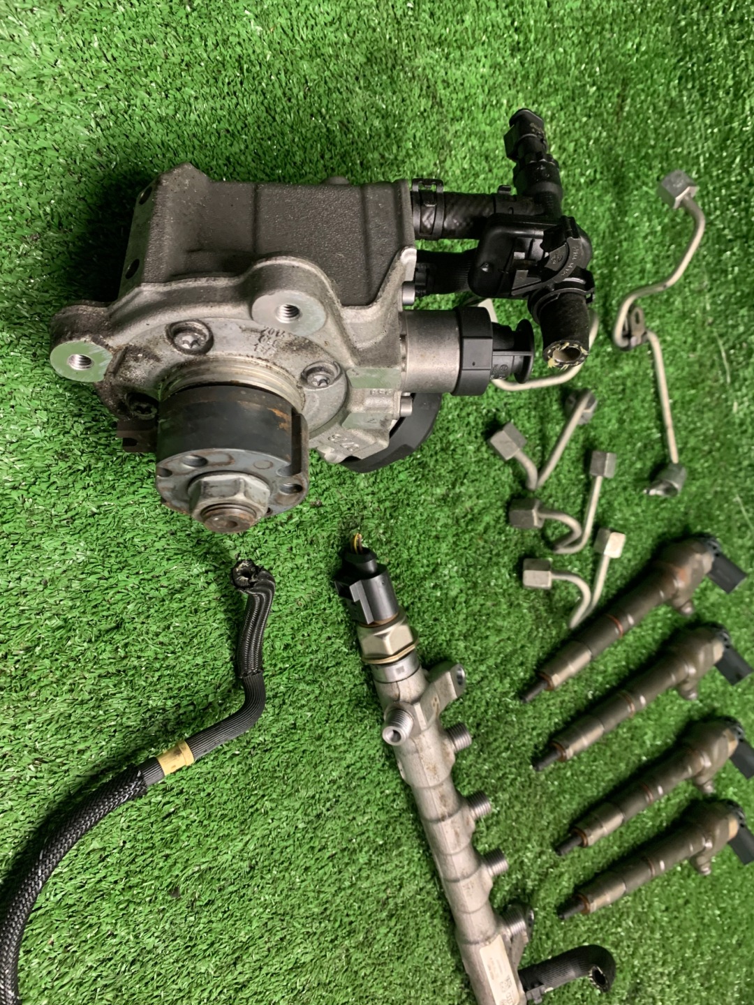 AUDI A4 A5 2.0 TDI CGL trysky pumpa POMPOWTRYSKOWA 03L130755D 03L130277J