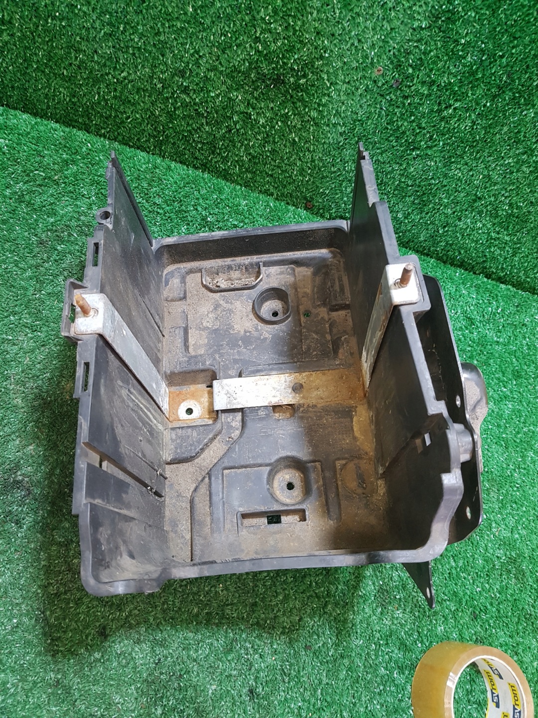 držiak akumulátora FORD FIESTA MK 7 8V21-10723-BC