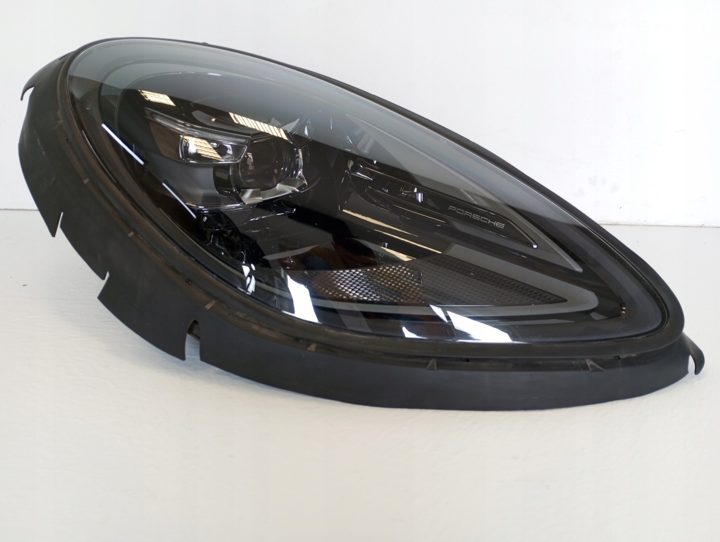 light right PORSCHE MACAN LIFT 23R 95B941016L MATRIX