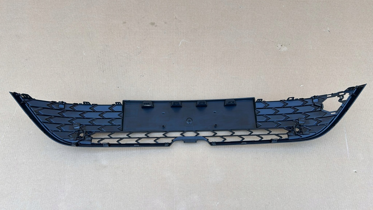 grid of a bumper central front front TOYOTA COROLLA E21 23- LIFT KOMBI