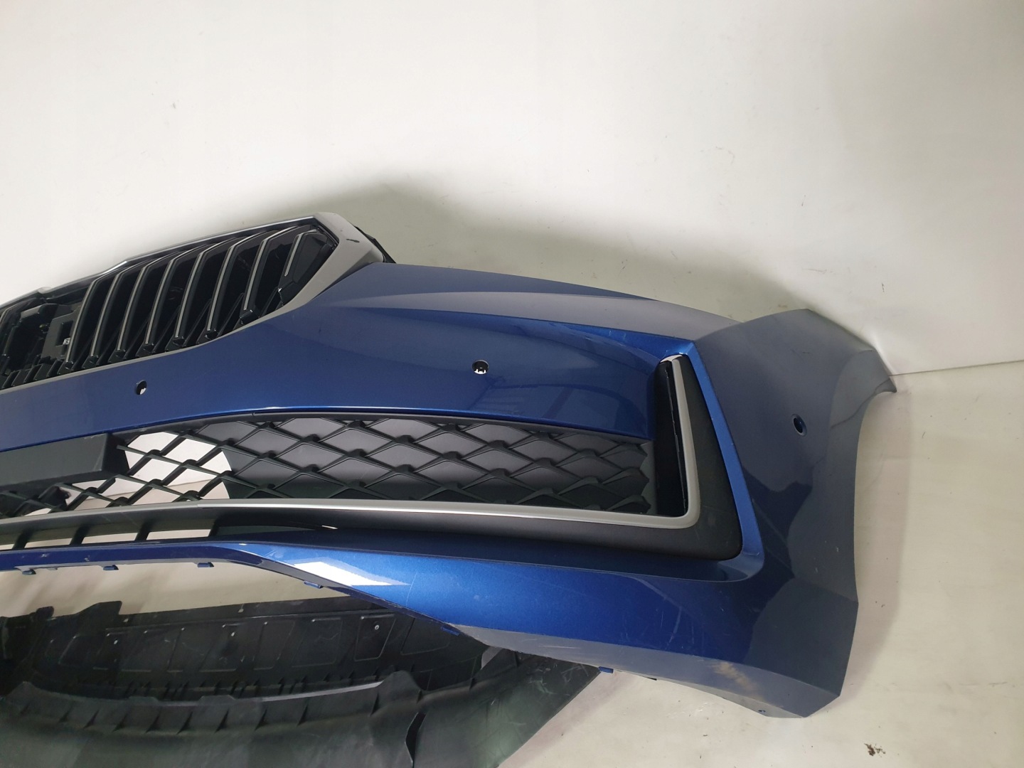 SKODA SUPERB IV 3P0 23-> bumper front front 6 x PDC cover 3P0807221