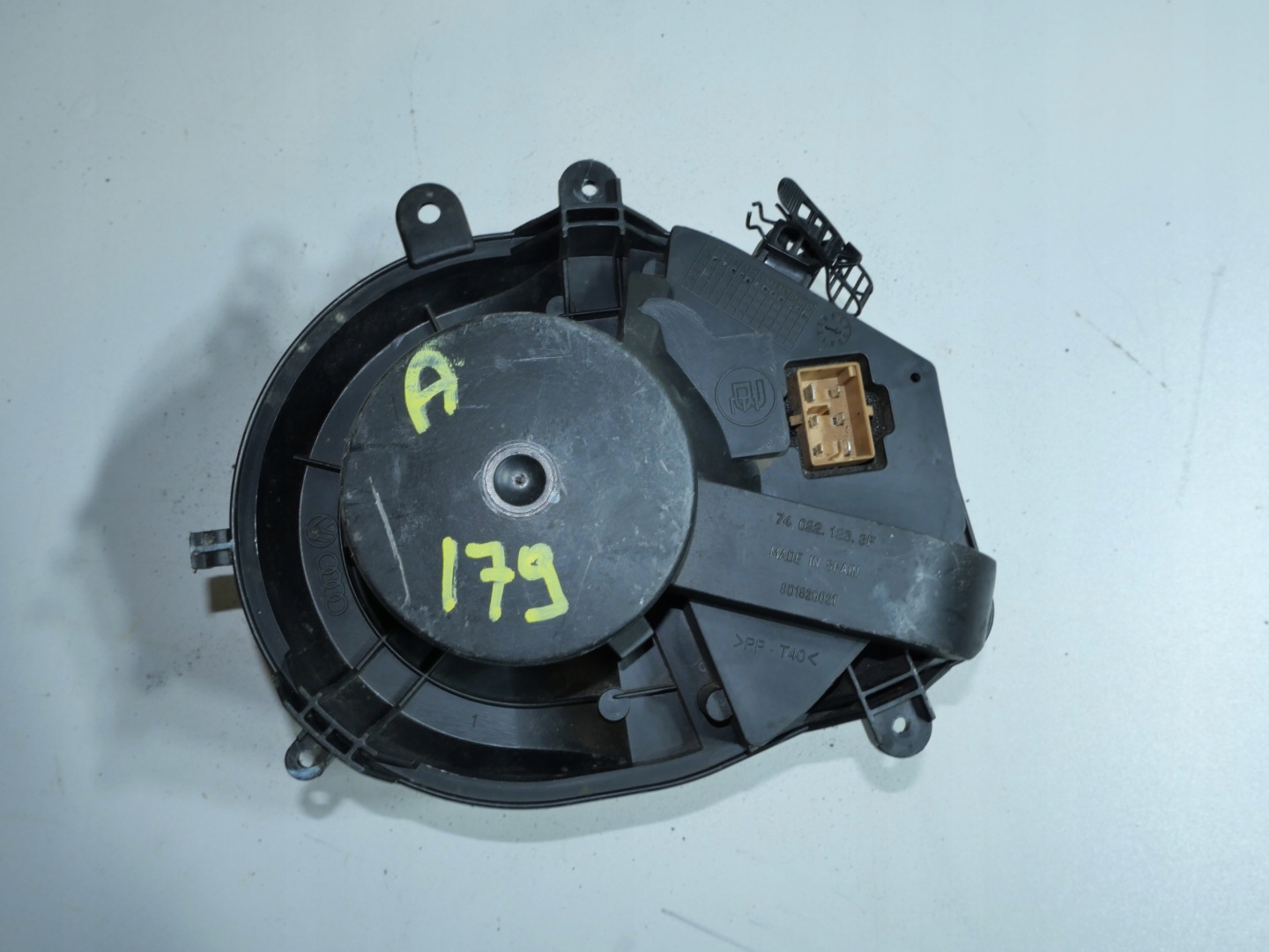 VW PASSAT B5 ventilátor topení tOPENÍ 8D1820021