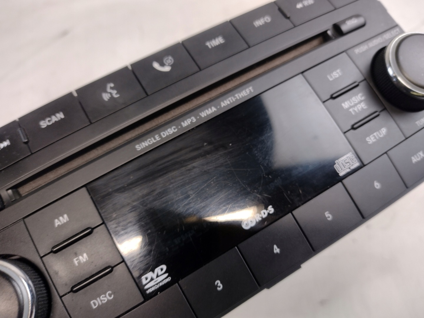 radio CD Dodge Caliber 05064945AD