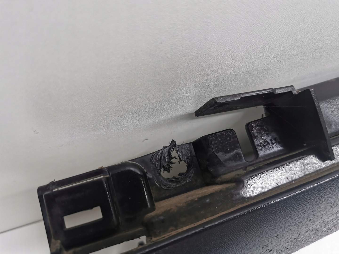 moulding threshold left PORSCHE CAYENNE II 7P5853553