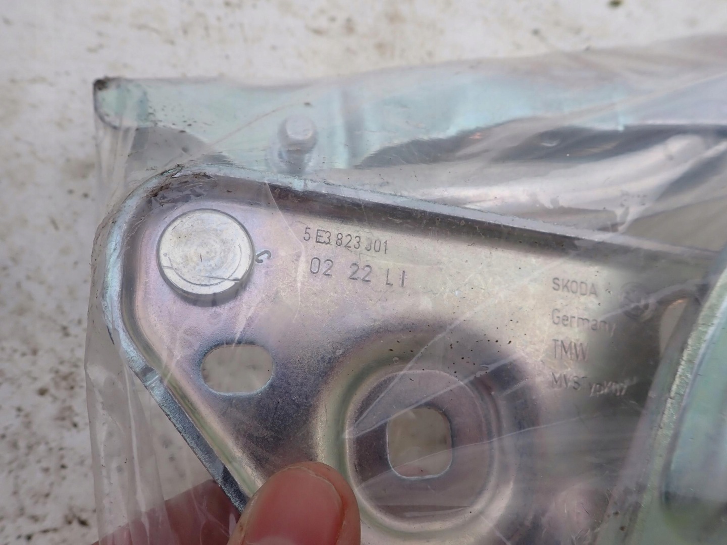 SKODA OCTAVIA IV 19- hinge bonnets left