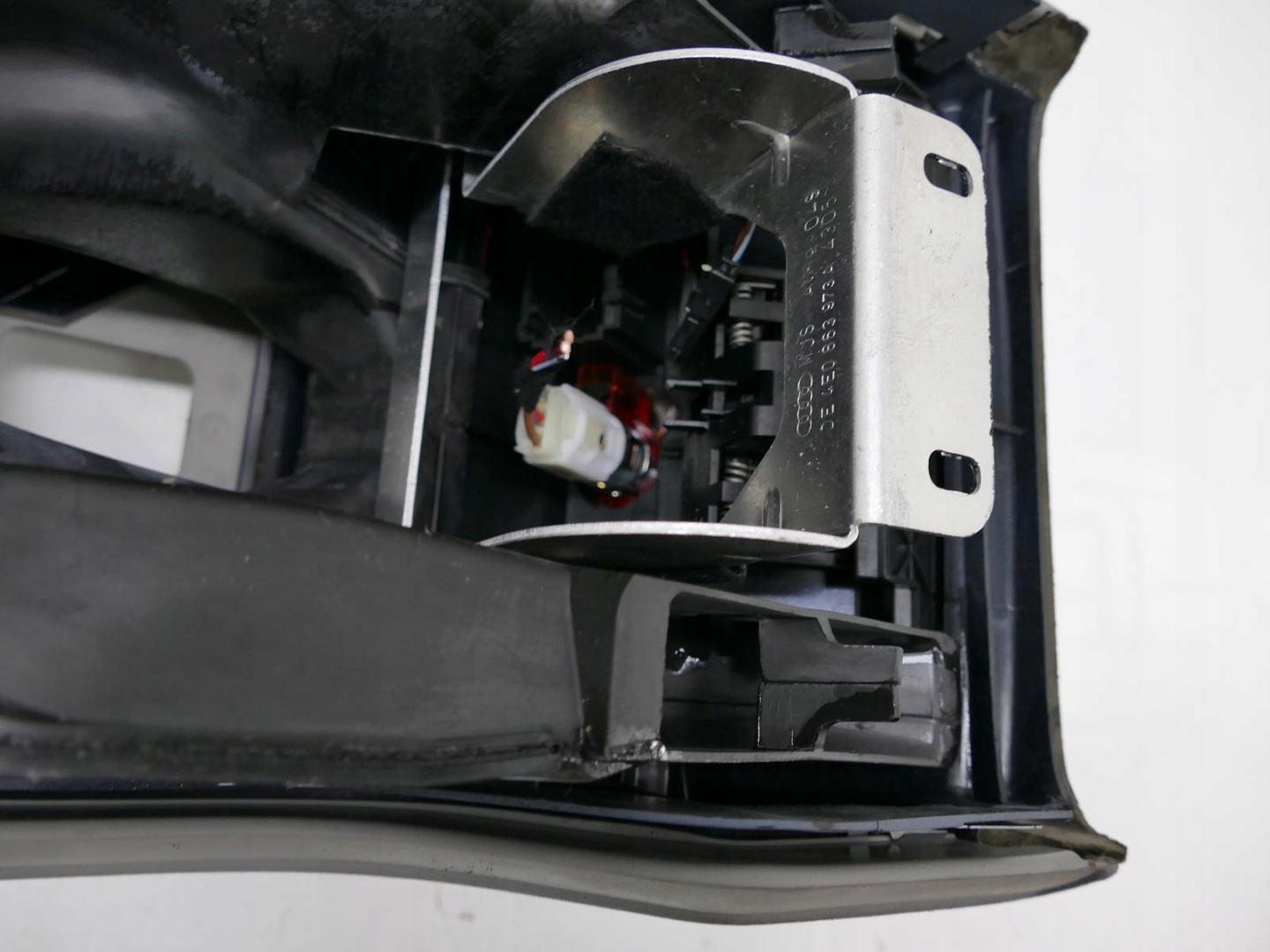 AUDI A8 D3 LIFT TUNEL central ashtray rear part