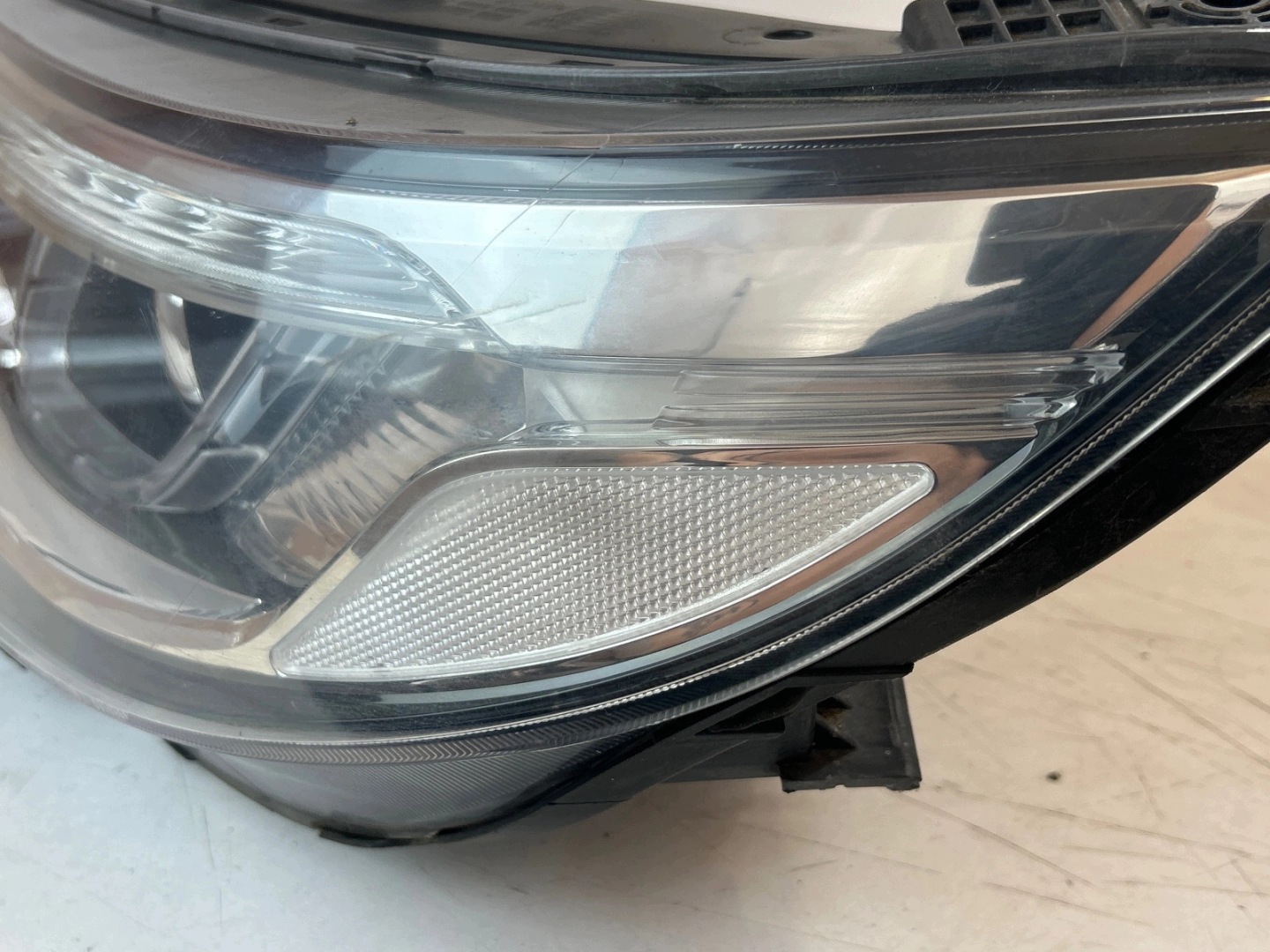 light front front left Kia Sorento II Lift led UK Anglik